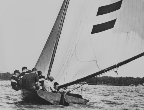 tangalooma-18-footer-sailing-on-the-brisbane-river-1930